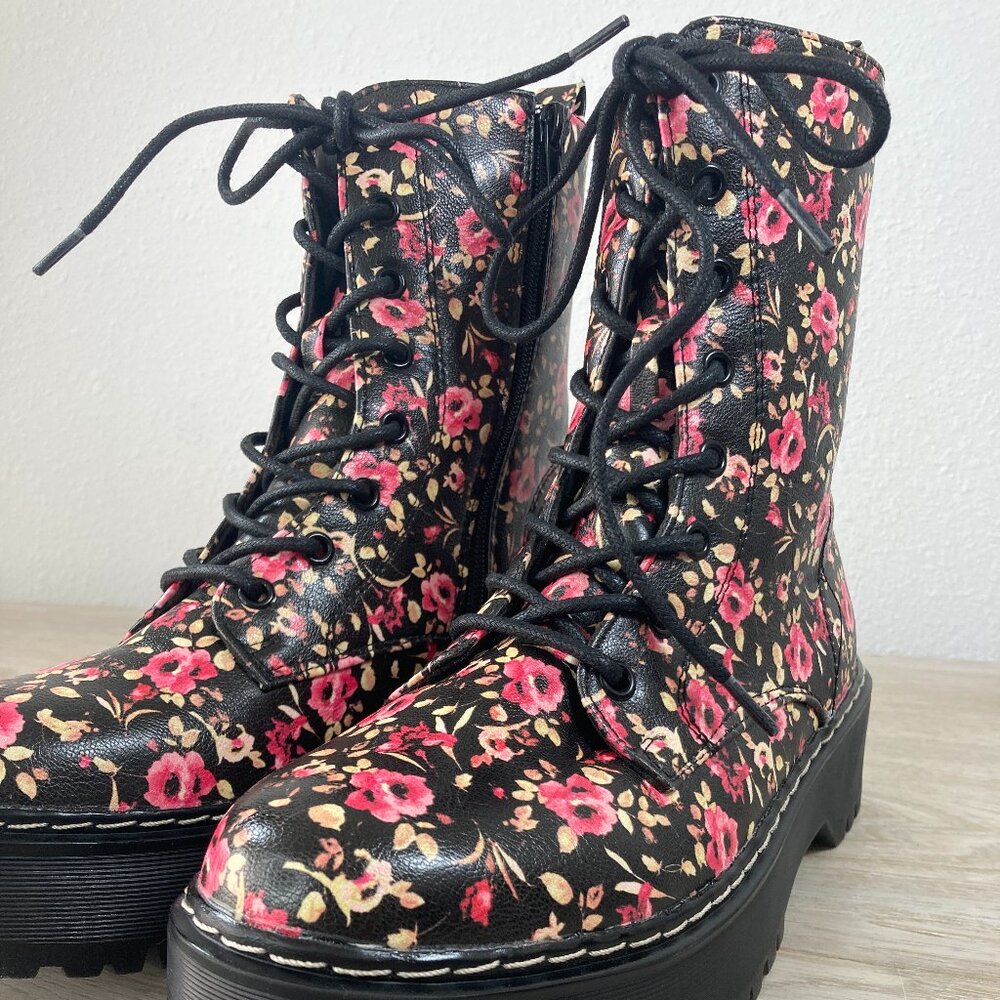 Unionbay Hayden Lug Sole Boots – Bold Black with Pink Flowers – Size 8.5M